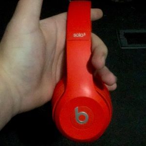 Red Bluetooth beat solo 3s